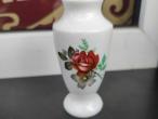 Daiktas Angliška Staffordshire porcelianinė vazelė su rožytė.