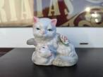 Daiktas Keramikinė statulėlė Katė su kačiuku. 
