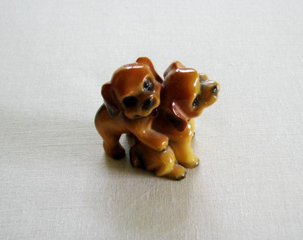 Daiktas Keramikinė statulėlė  du šuniukai