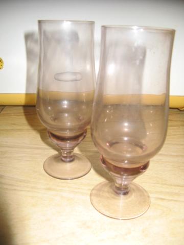 Daiktas dvi stiklinės švelniai rusvo-bordo atspalvio taurė