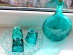 Daiktas Spalvoto stiklo butelis ir vazelės
