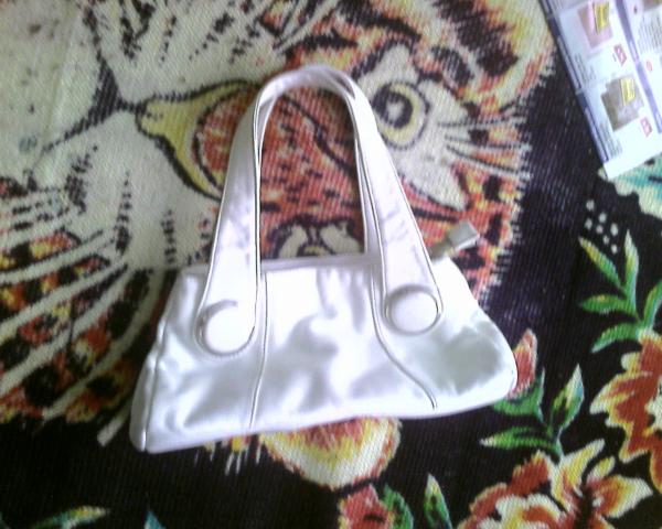 Daiktas balta nedidele rankine