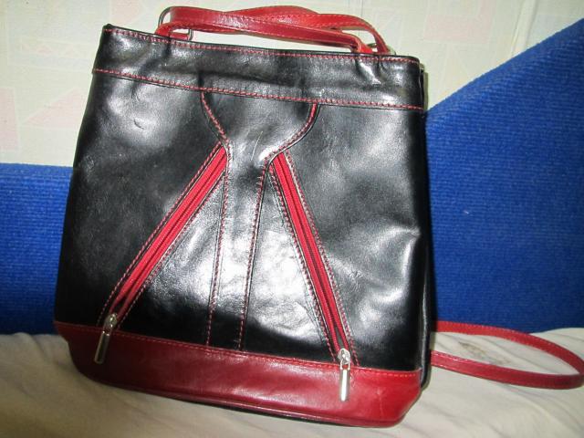 Daiktas juoda tase su raudonais dryziais