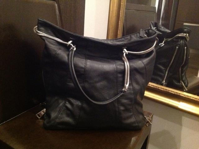 Daiktas Išskirtinės formos juoda rankinė su sidabriniais užtrauktukais