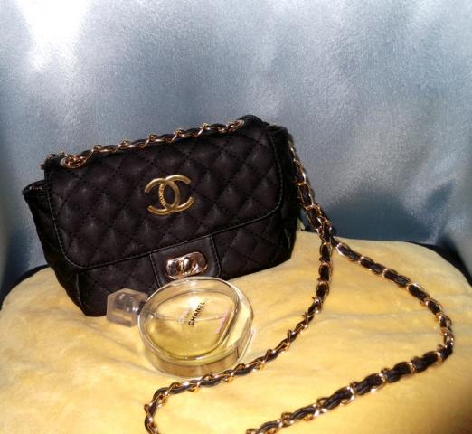 Daiktas Delniuke su auksine grandinele