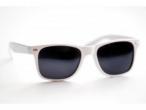 Daiktas Juodi wayfarer baltais rėmeliais.