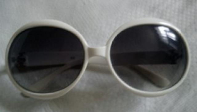 Daiktas balti akiniai