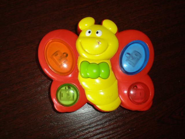 Daiktas Sviecianti ir grojanti bitute