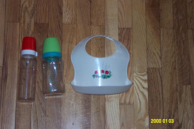 Daiktas buteliukai ir seilinukas