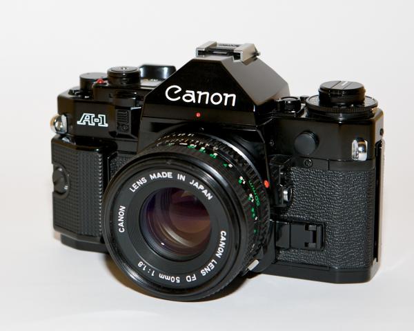 Daiktas Canon A-1 su objektyvu