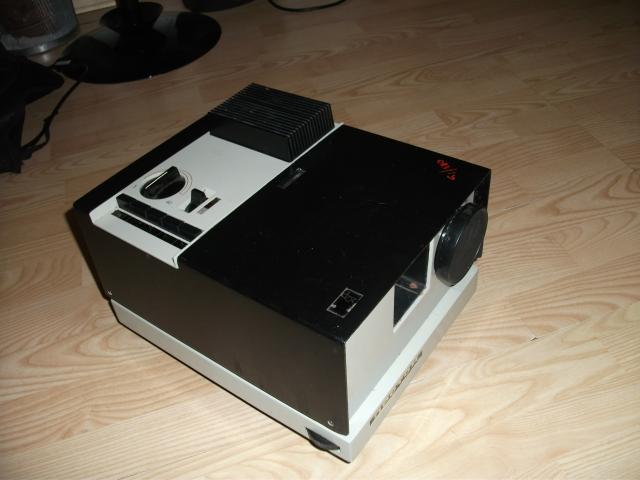 Daiktas skaidriu rodymo aparatas - projektorius - dalimis