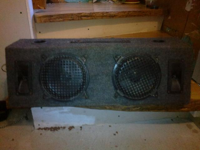 Daiktas kolonele su 2 garsekalbiais