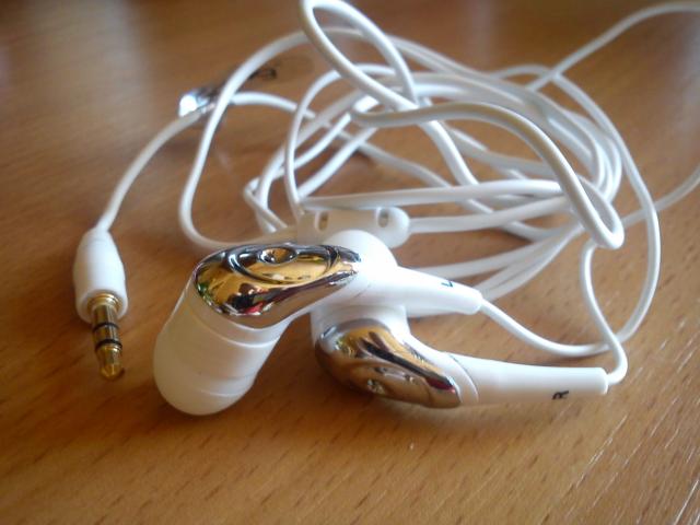 Daiktas ausinukai nauji  sonig