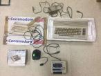 Daiktas Commodore 64 su kasetnyku, joysticku