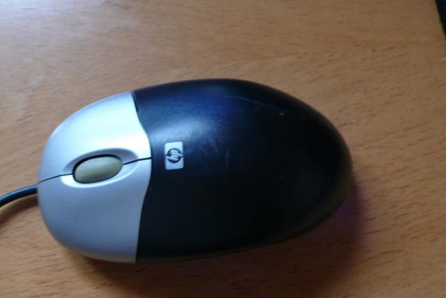 Daiktas Optine, melynai sviecianti "HP" pele.