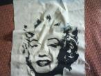 Daiktas marilyn monroe atspaudas ant medziagos
