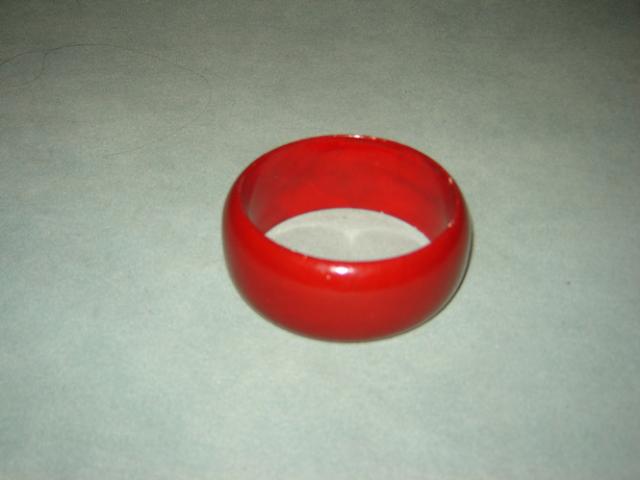 Daiktas Raudona apyrankė