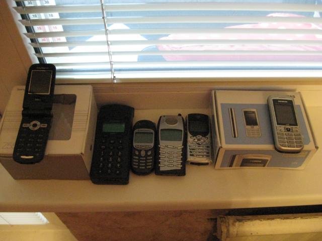 Daiktas Telefonai su tam tikrais defektais arba neveikiantis sony ericsson z550,siemens c75, motorola t190, motorola c450, senovinis bosh ir simens. GALITE SIULIT I KA MAINYT, JAI SUDOMINS PASIKEISIU