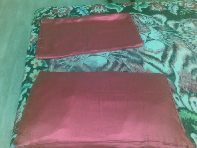 Daiktas du šilkiniai raudoni pagalviu užvalkalai