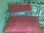 Daiktas du šilkiniai raudoni pagalviu užvalkalai
