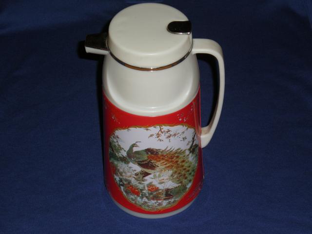 Daiktas Senas labai didelis ir grazus termosas su povais