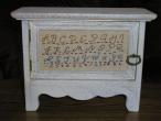 Daiktas Originali sendinta - vintazine medinė dėžutė su išiuvinėtomis abecėlės raidėmis
