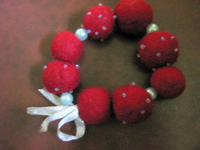 Daiktas Apyrankė iš veltinio.