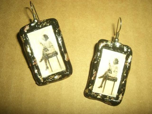 Daiktas auskarai su mergaitėm.