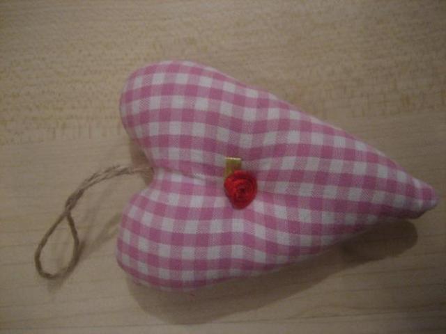 Daiktas Kaledu eglutes zaisliukas medziagine sirdele